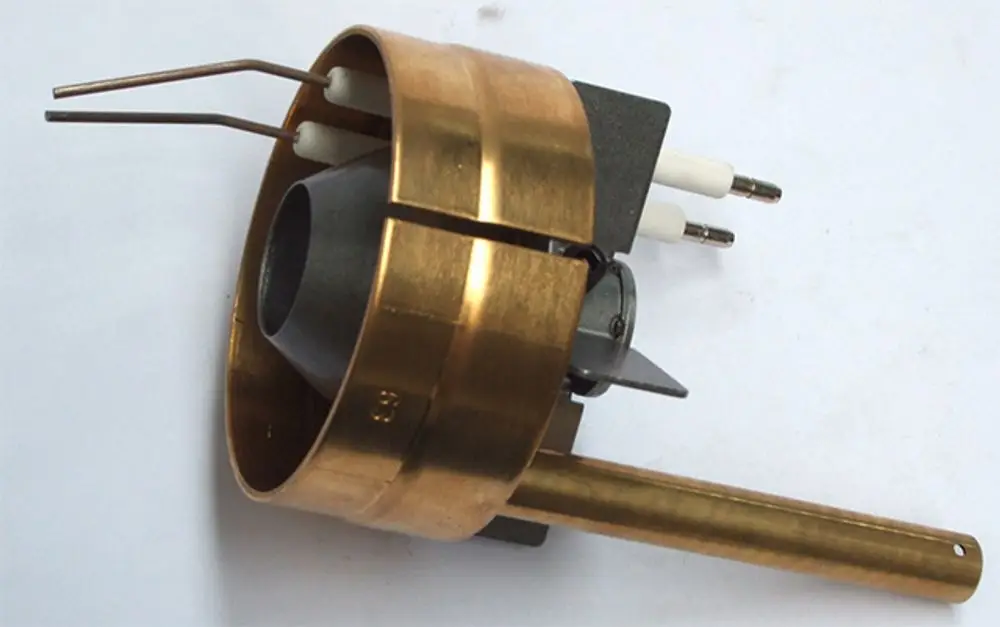 Mischkopf von Daikin mit Metallgehäuse und Anschlussblöcken, ausgestattet mit elektrischen Kontakten und einem langen, zylindrischen Teil.
